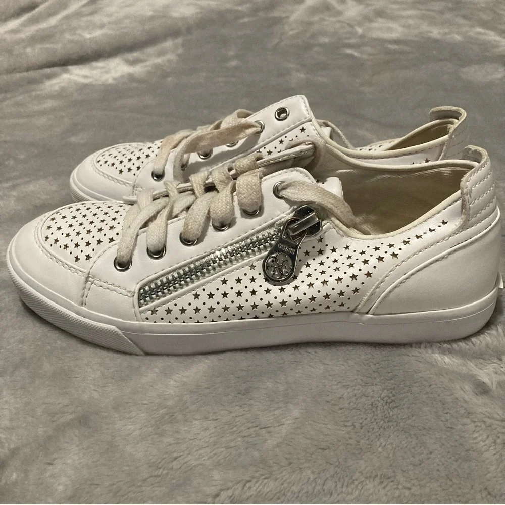 Guess Gianah White Star Perforated Lace Up Sneakers Chrome Zipper Size 7